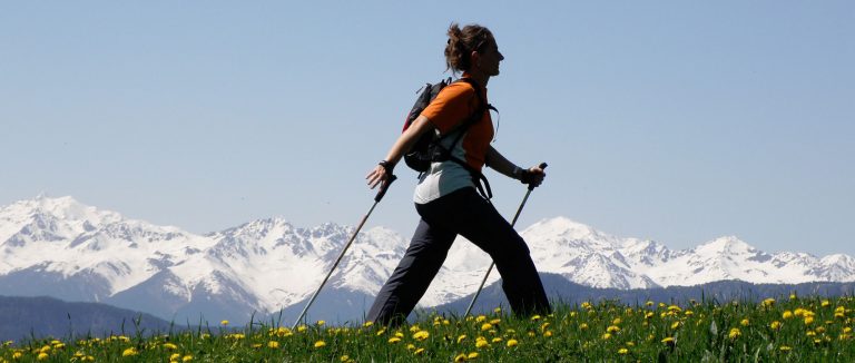 zdję cie osoby uprawiającej nordic walking